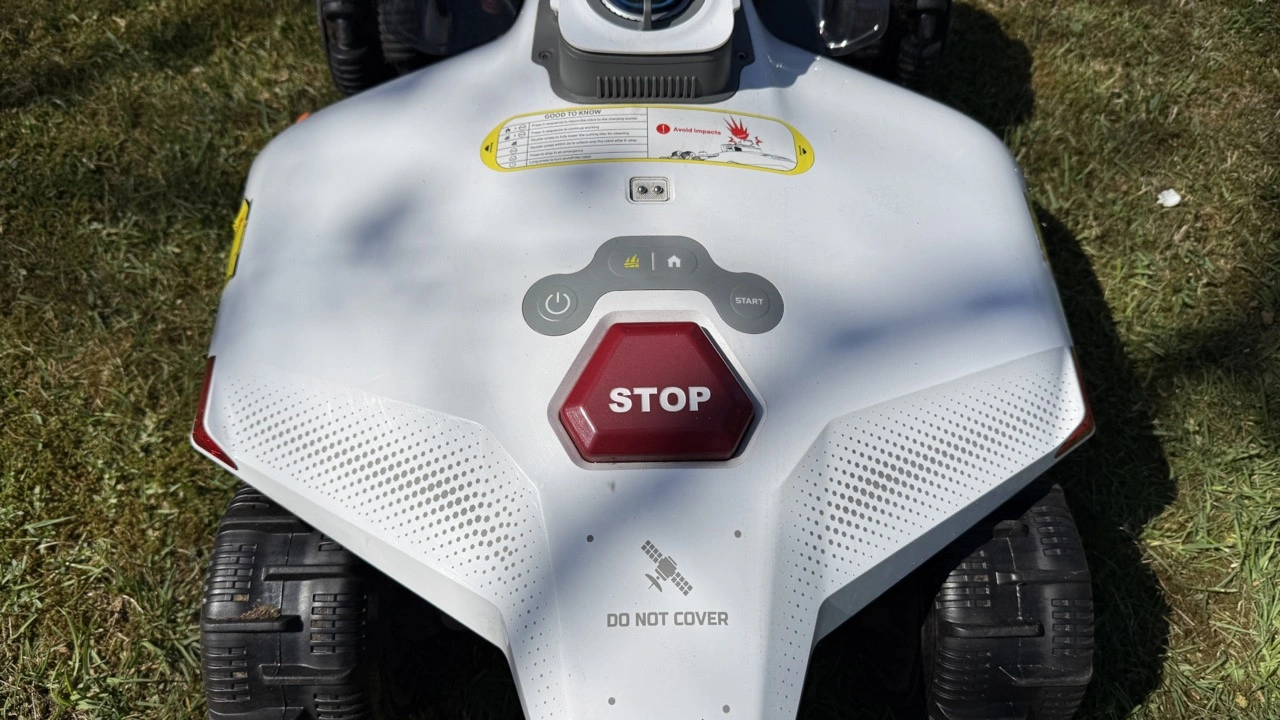 Mammotion LUBA 3 AWD 3000: Bedienfeld mit Stopptaste