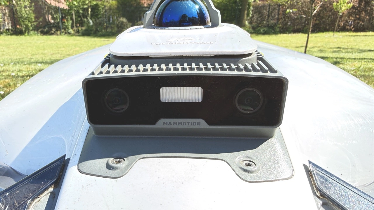 Mammotion LUBA 3 AWD 3000: Frontsensoren und Kameraeinheit
