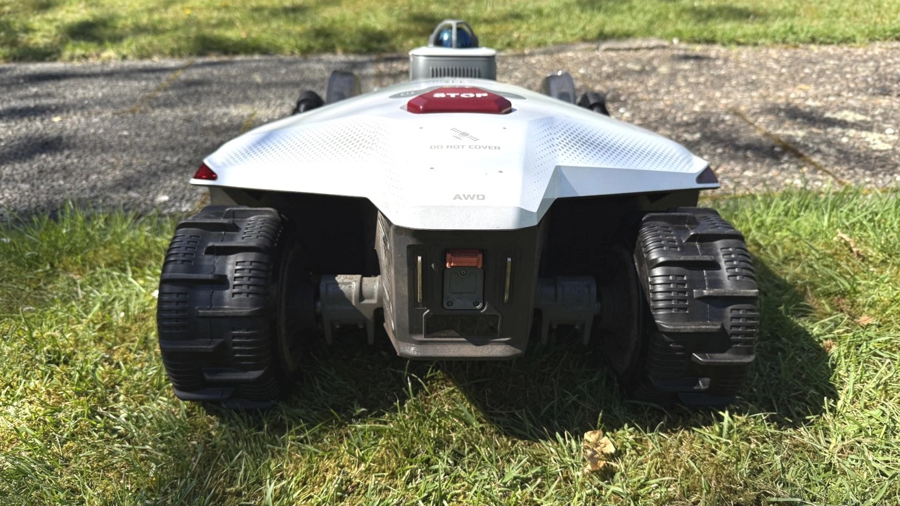 Mammotion LUBA 3 AWD 3000: Heck mit Antrieb und Sensorik