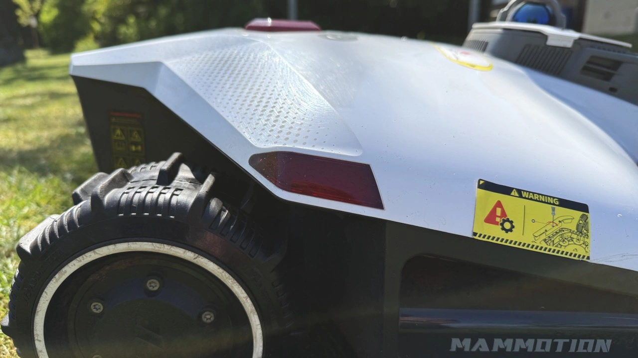 Mammotion LUBA 3 AWD 3000: Seitliches Gehäusedetail