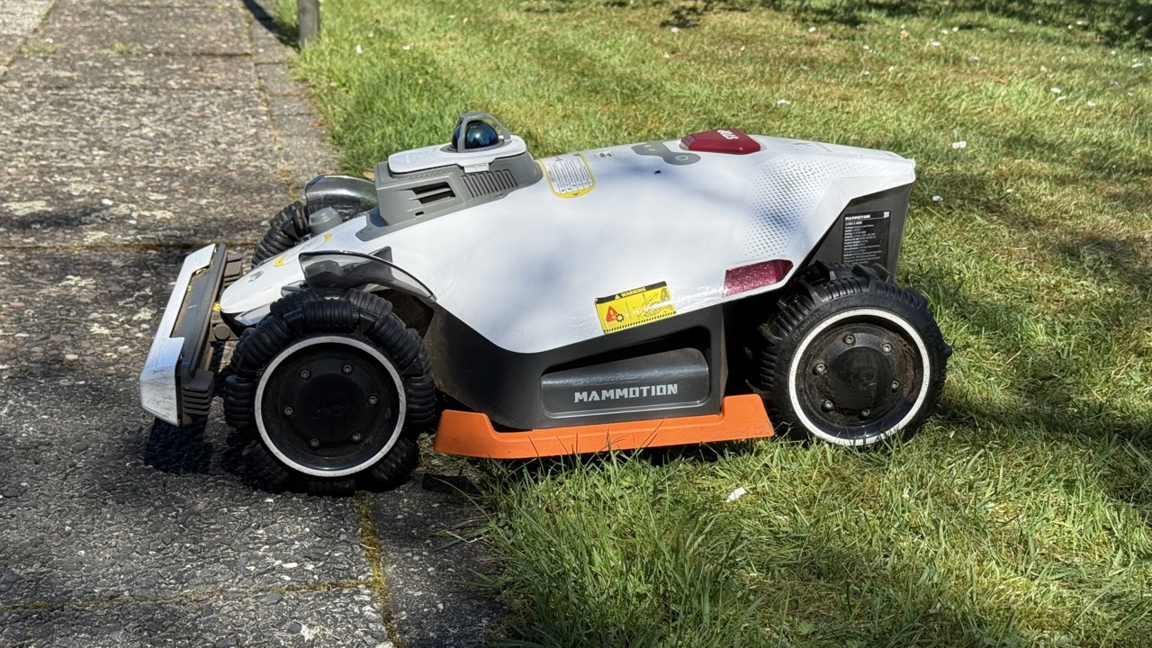 Mammotion LUBA 3 AWD 3000: Mähroboter an der Rasenkante