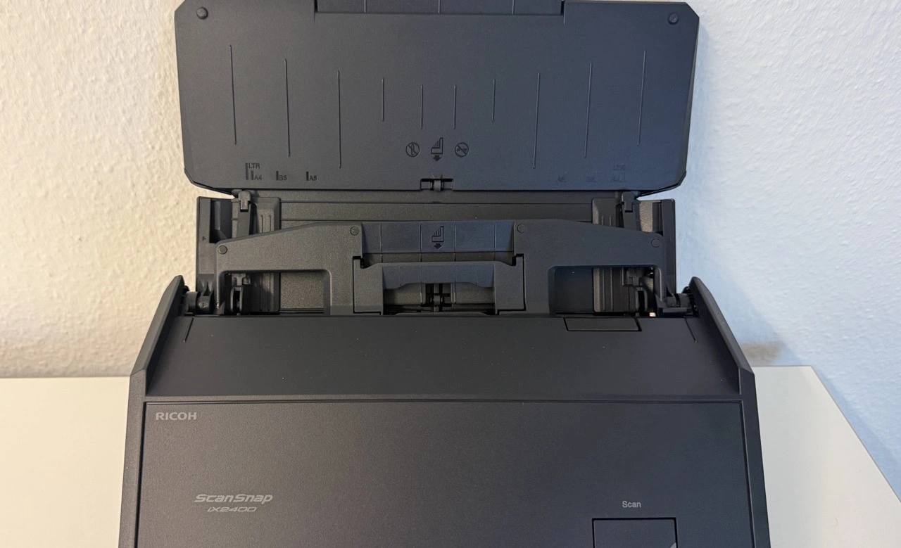 Ricoh ScanSnap iX2400: Einzug mit eingesetzter Papierführung