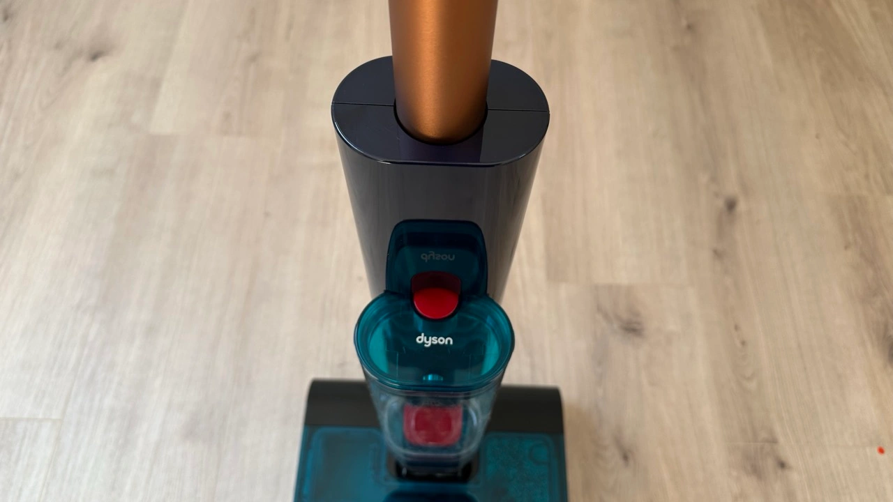 Dyson Clean+Wash Hygiene: transparenter Frischwassertank am Gerät