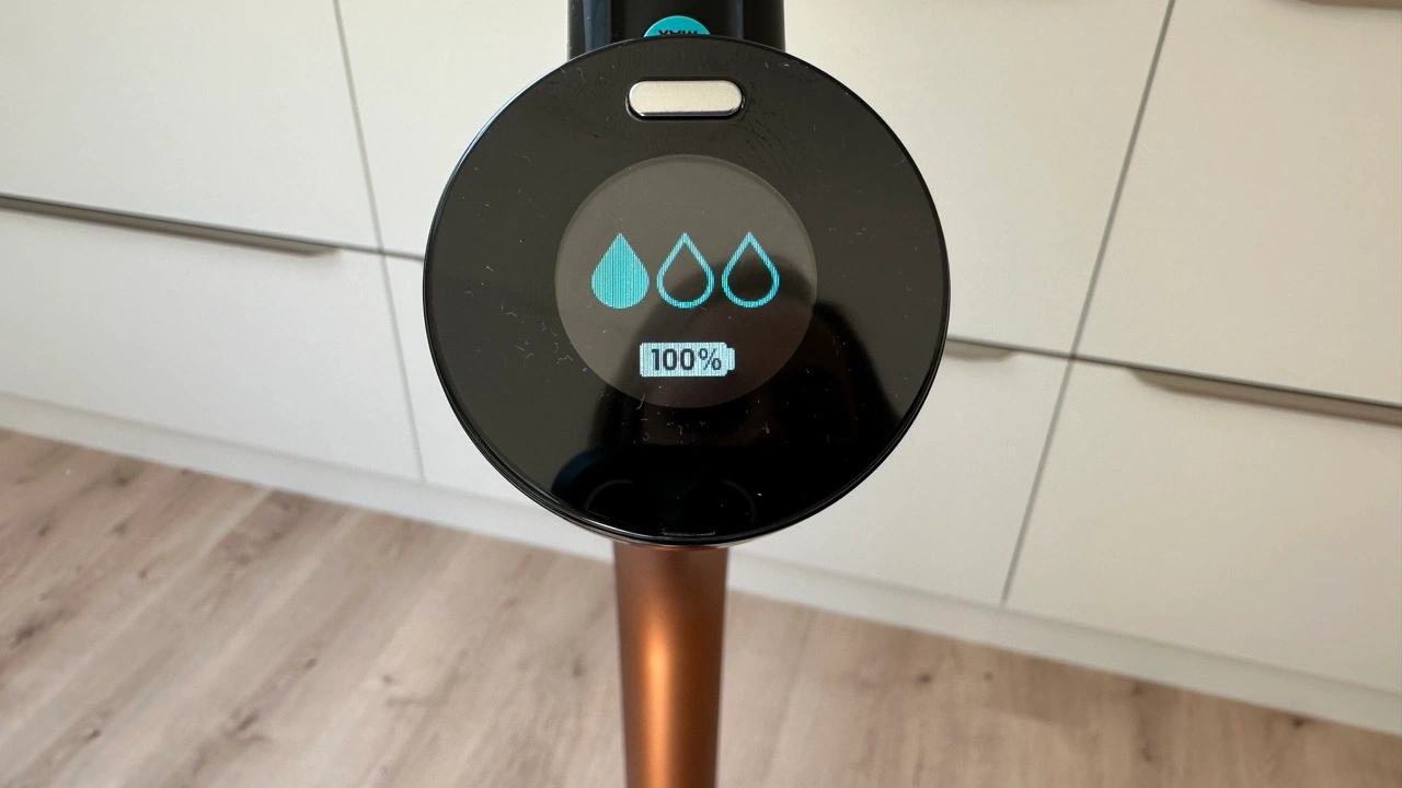 Dyson Clean+Wash Hygiene: Griff mit Display und Bedientasten