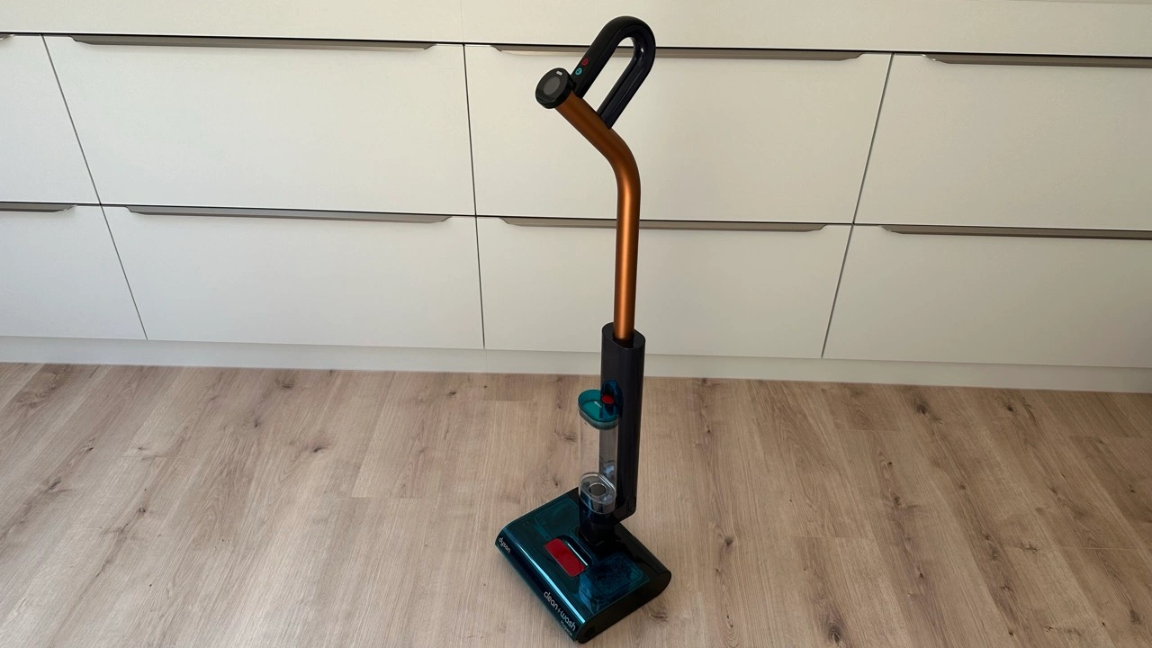 Dyson Clean+Wash Hygiene: Hartbodenreiniger frontal im Stand