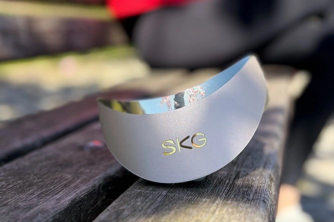 SKG G7 PRO-FOLD: Gefaltetes Nackenmassagegerät auf einer Bank