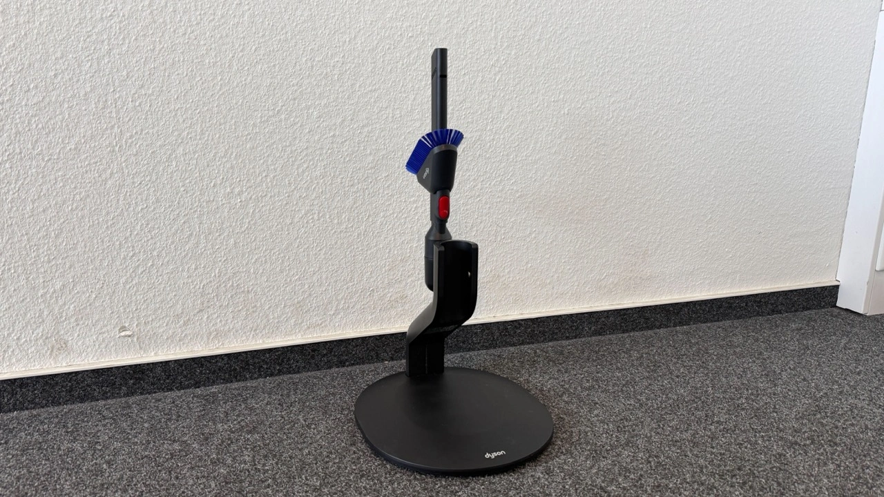 Dyson PencilVac Fluffycones: Schlanker Akku-Staubsauger seitlich in der Ladestation