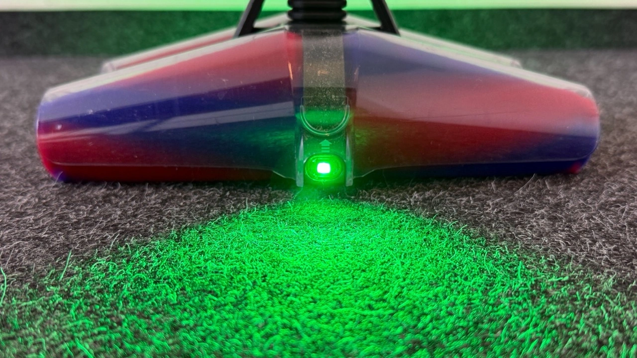 Dyson PencilVac Fluffycones: Grüner Lichtstrahl am Saugkopf