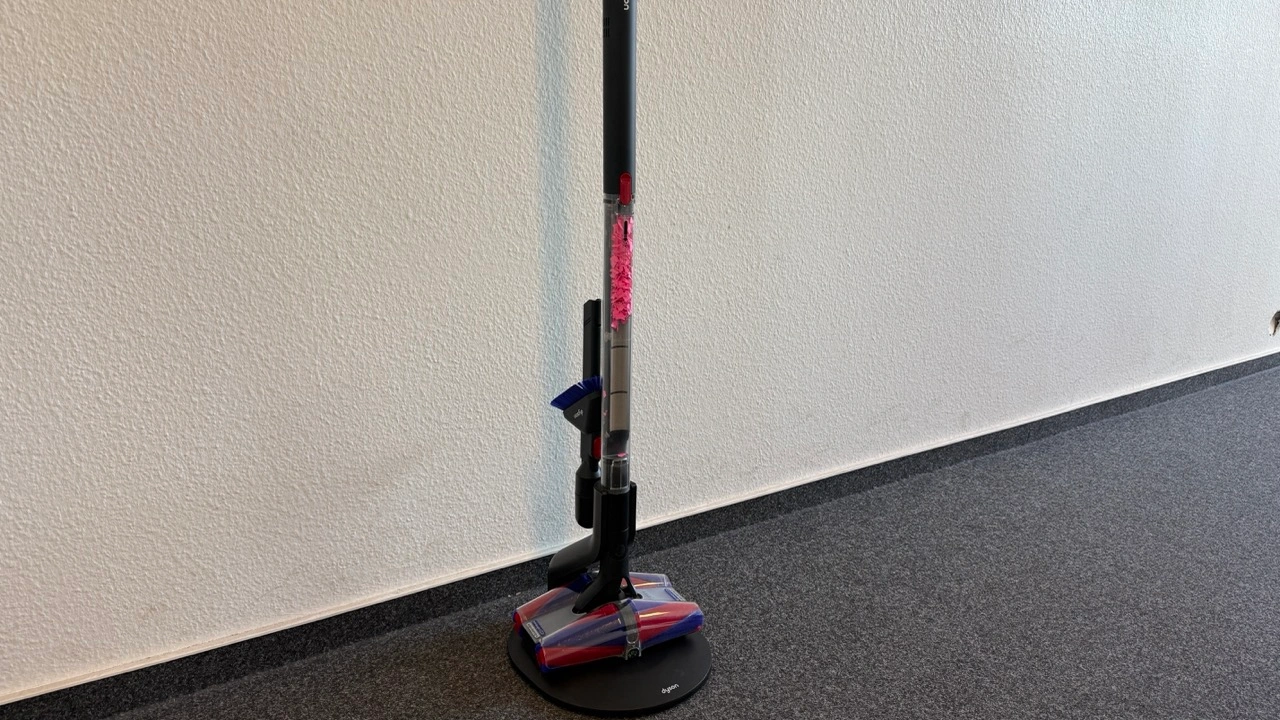 Dyson PencilVac Fluffycones: Akku-Staubsauger in der Ladestation