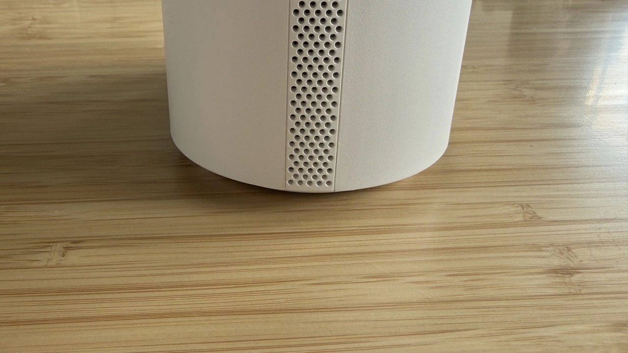 devolo WiFi 7 Mesh BE6500 3-Pack: seitliche Lüftungsöffnung am Gehäuse