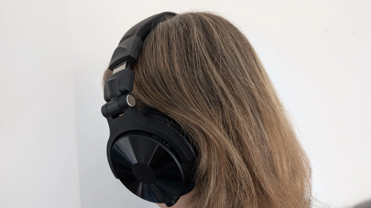 OneOdio Studio Max 1: Kopfhörer beim Tragen