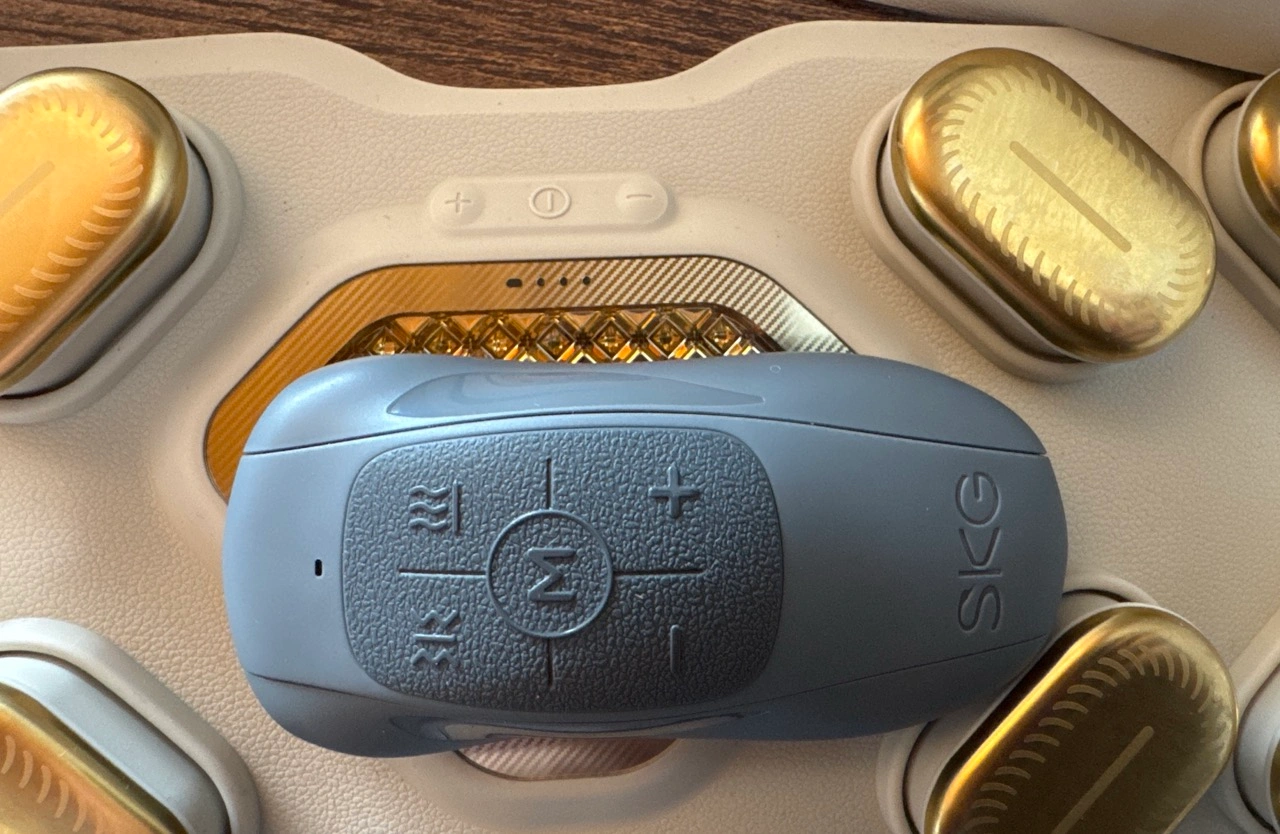 SKG W9 Pro: Fernbedienung auf Massagegürtel