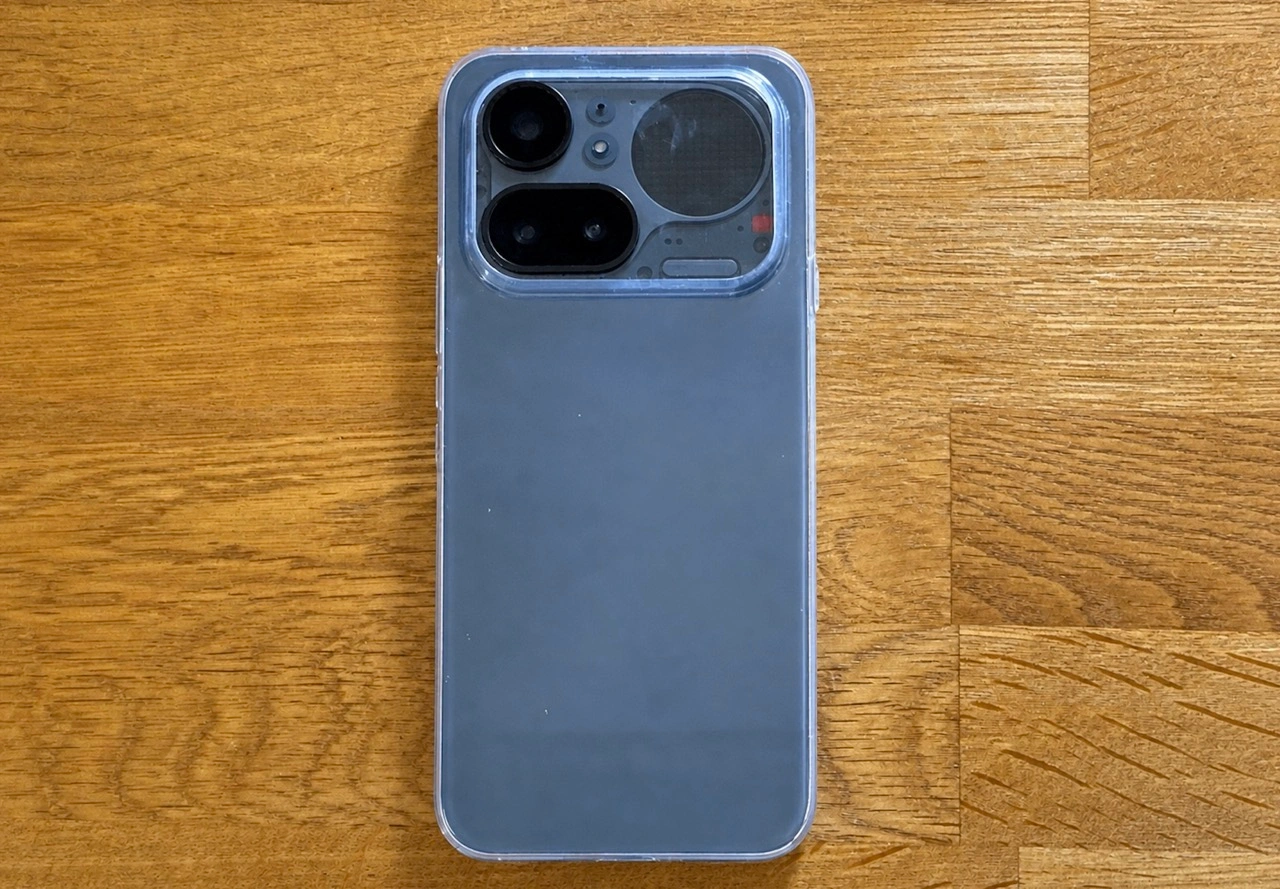Nothing Phone (4a) Pro: Smartphone in Schutzhülle