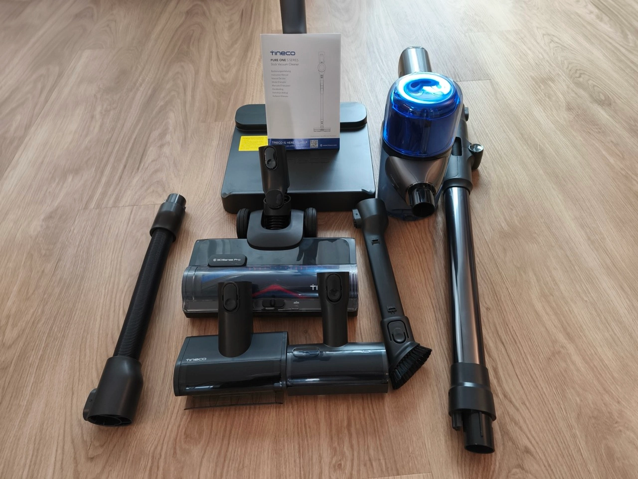 Tineco Pure One S70: Lieferumfang mit Station und Zubehör