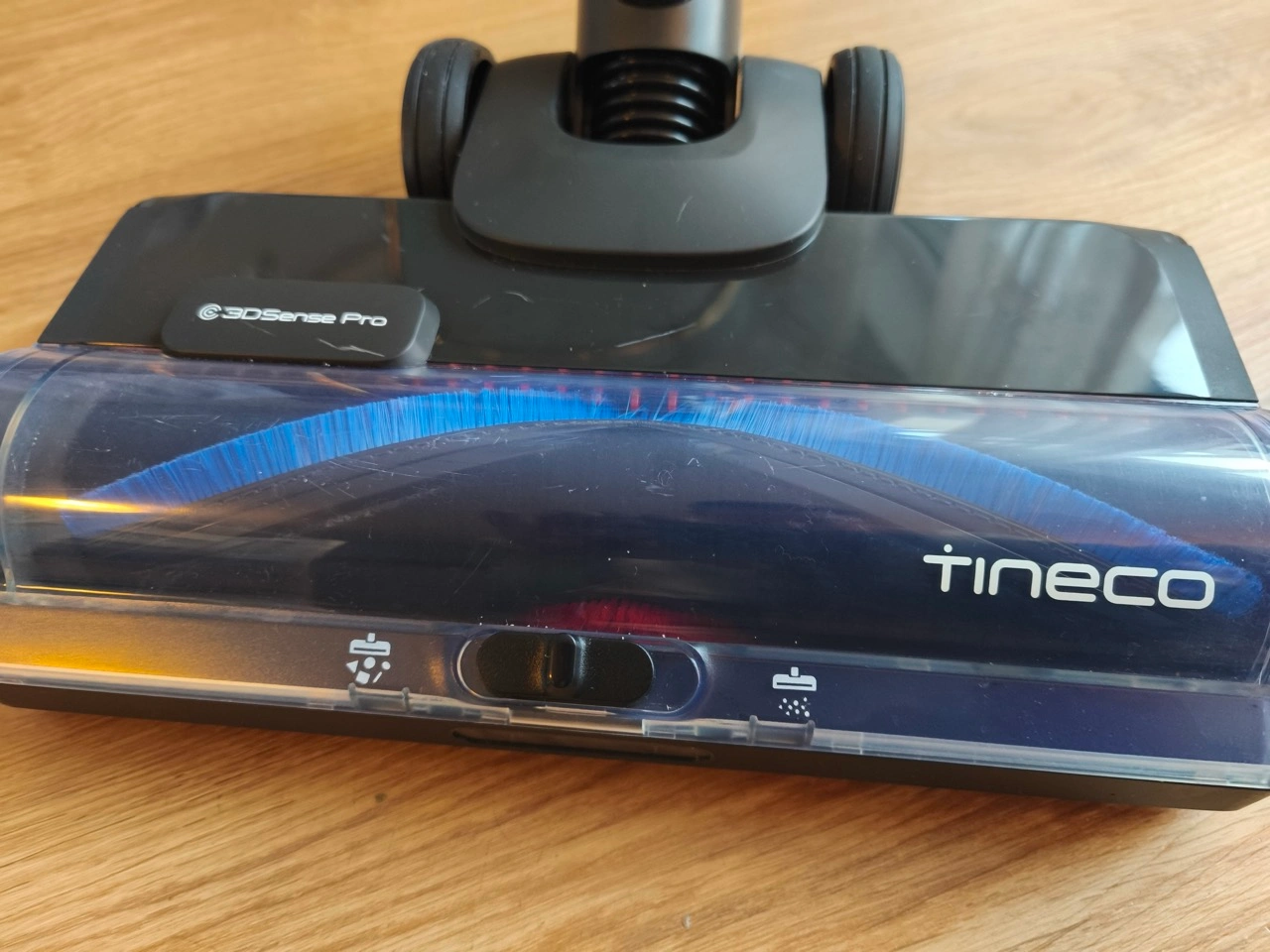 Tineco Pure One S70: Bodendüse mit grüner Beleuchtung