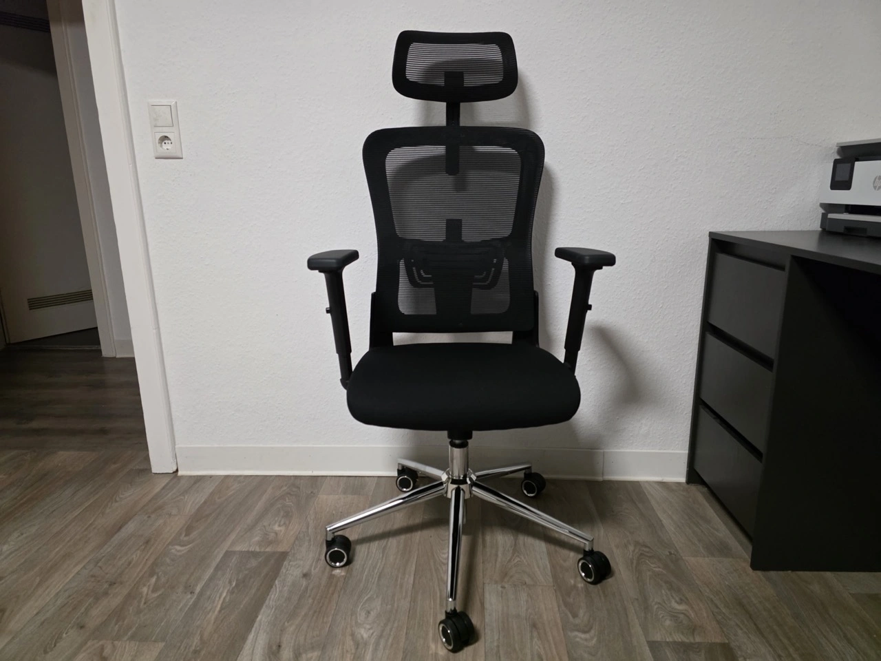 CLOUVOU BrightSeat: Bürostuhl in der Vorderansicht mit Mesh-Rückenlehne
