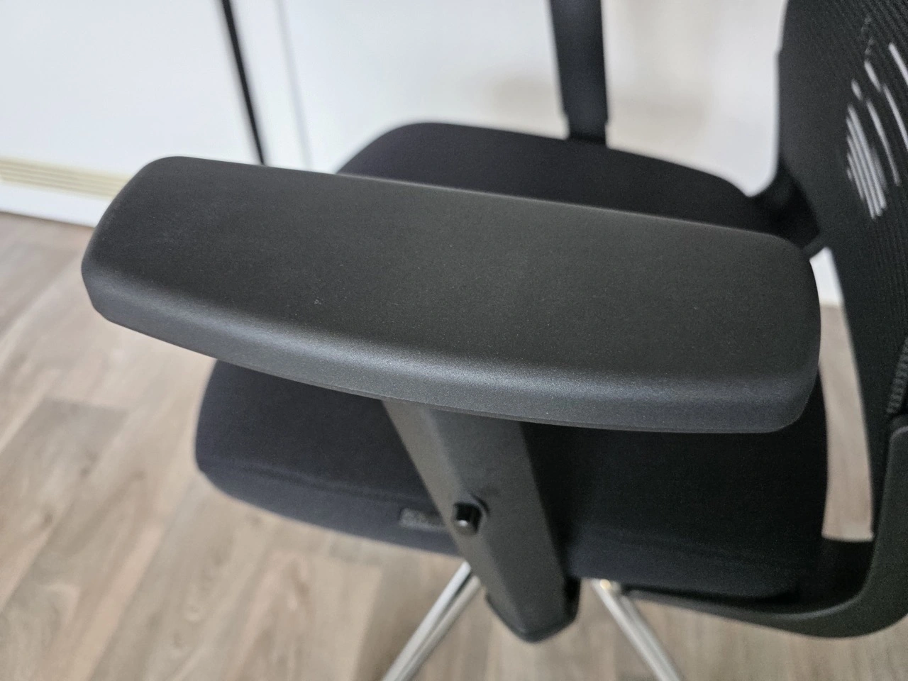 CLOUVOU BrightSeat: Nahaufnahme einer schwarzen Armlehne