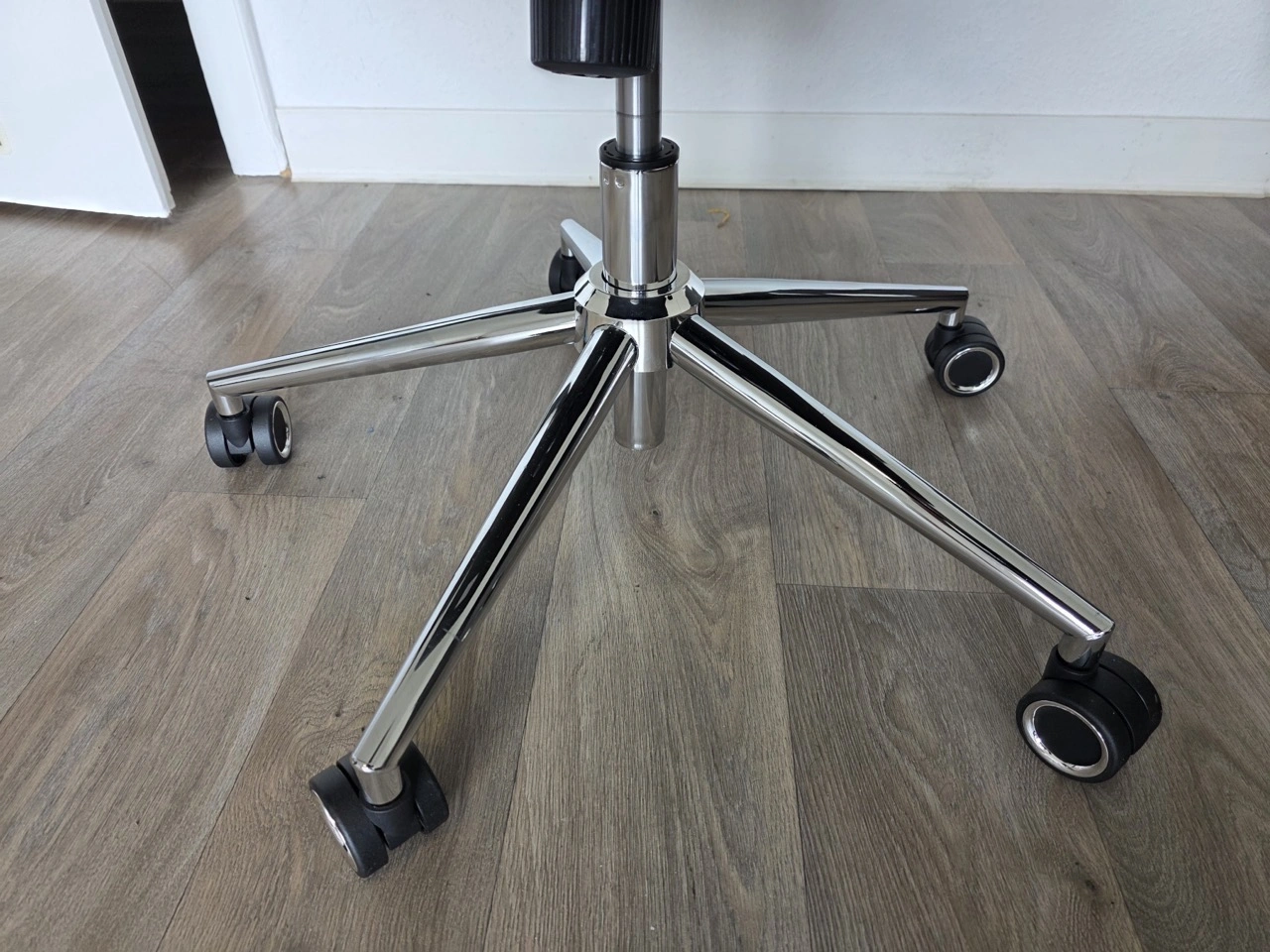 CLOUVOU BrightSeat: Aluminium-Fußkreuz mit fünf Rollen