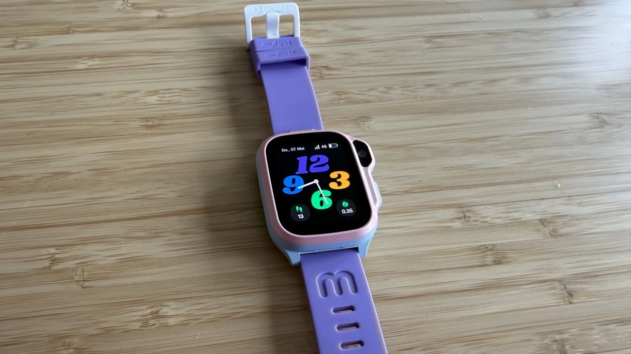 myFirst Fone S4: Uhr mit geöffnetem Silikonarmband
