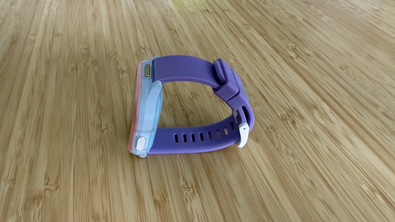 myFirst Fone S4: Seitenansicht mit Silikonarmband
