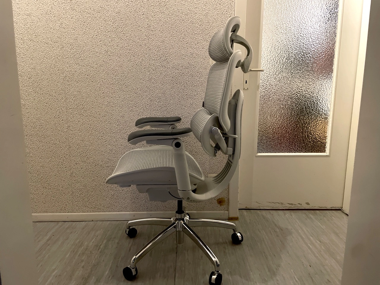 Sihoo Doro C300 Pro V2: vollständig aufgebauter Bürostuhl in Seitenansicht