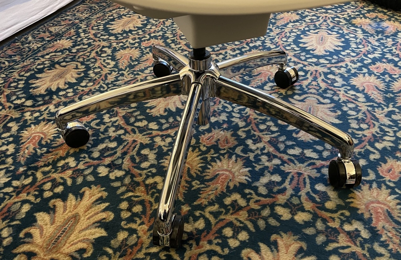 Sihoo Doro C300 Pro V2: verchromtes Fußkreuz mit Rollen
