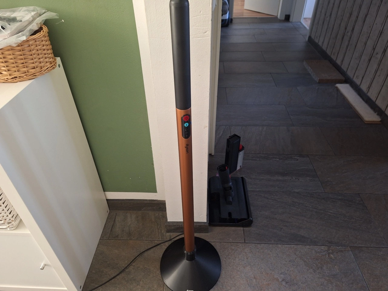 Dyson PencilWash: ultraschlanker Nassreiniger mit Ladestation im Wohnraum