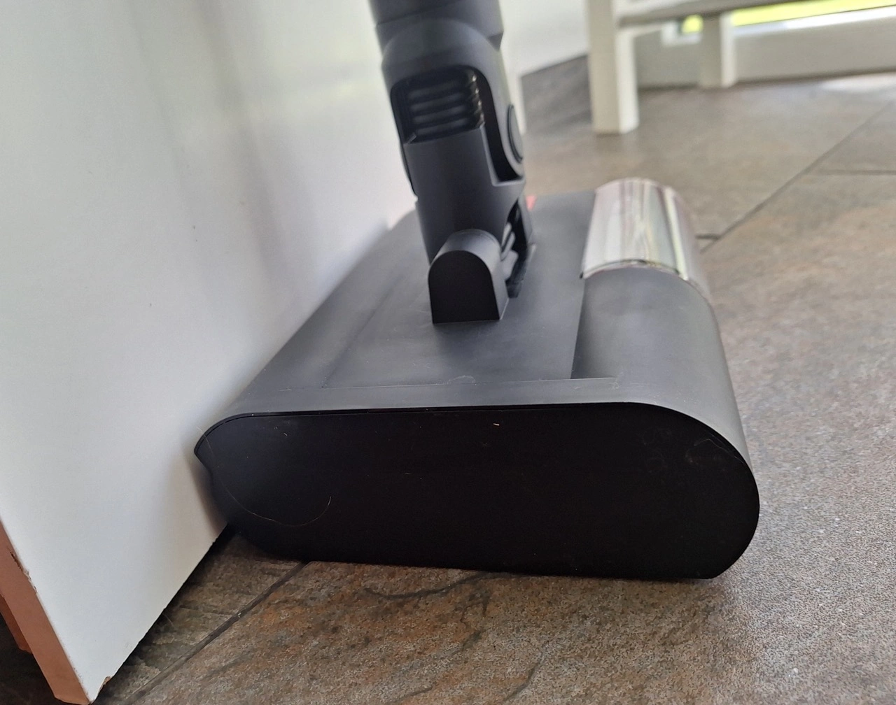 Dyson PencilWash: flacher Reinigungskopf nahe an der Wand