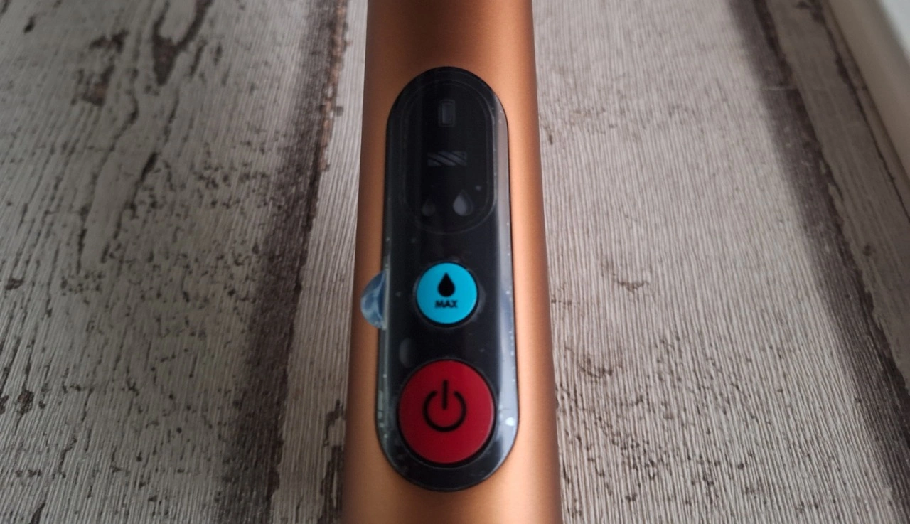 Dyson PencilWash: Bedienfeld mit Power-Taste und MAX-Modus