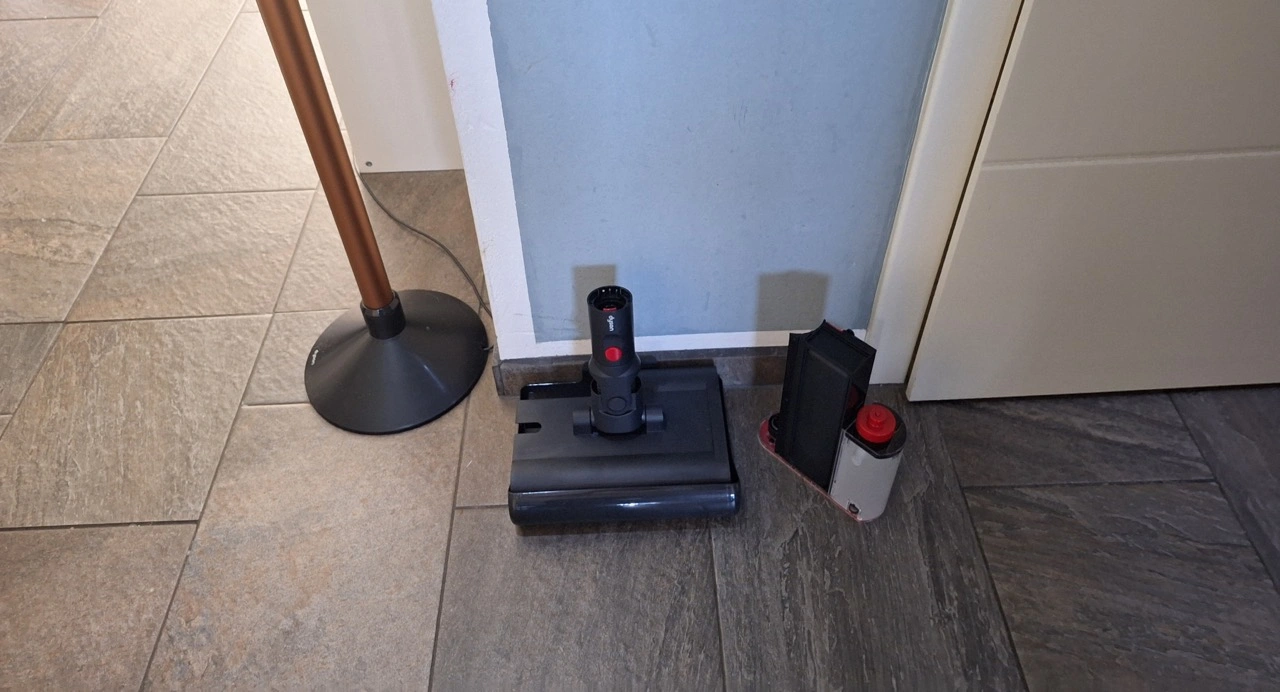 Dyson PencilWash: Reinigungskopf, Griffstation und Behälter im Lieferumfang