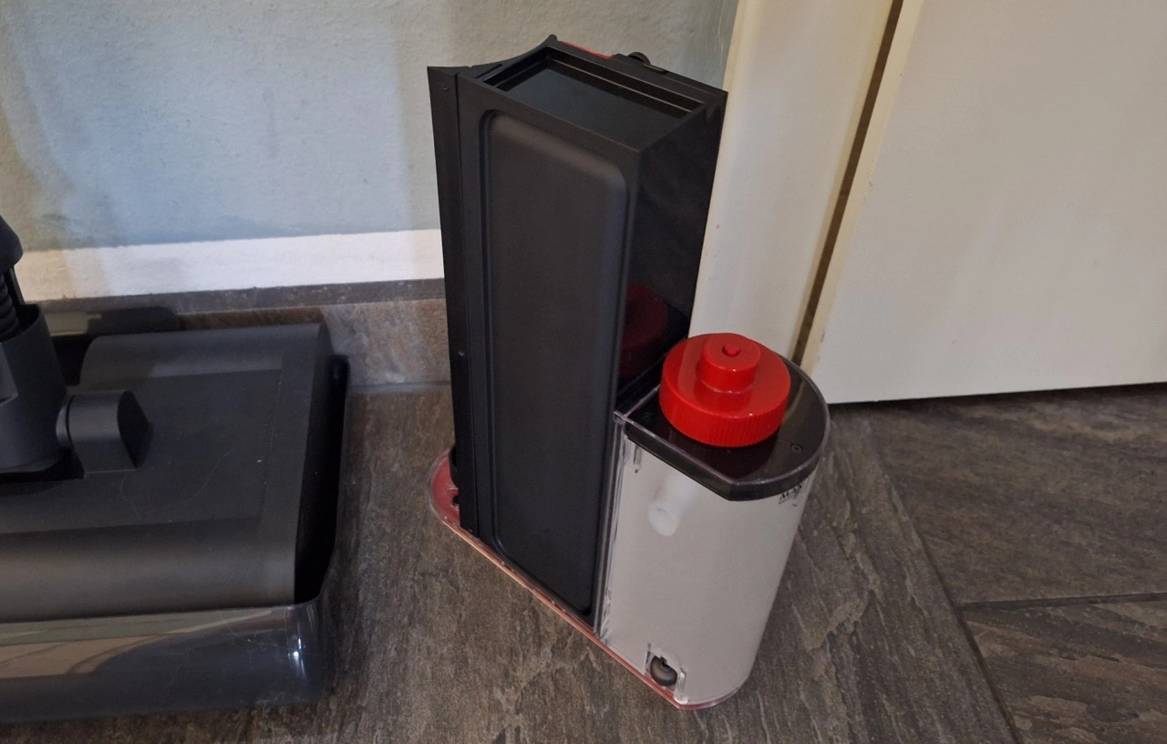Dyson PencilWash: Wassertank und Abtropfbehälter neben dem Reinigungskopf