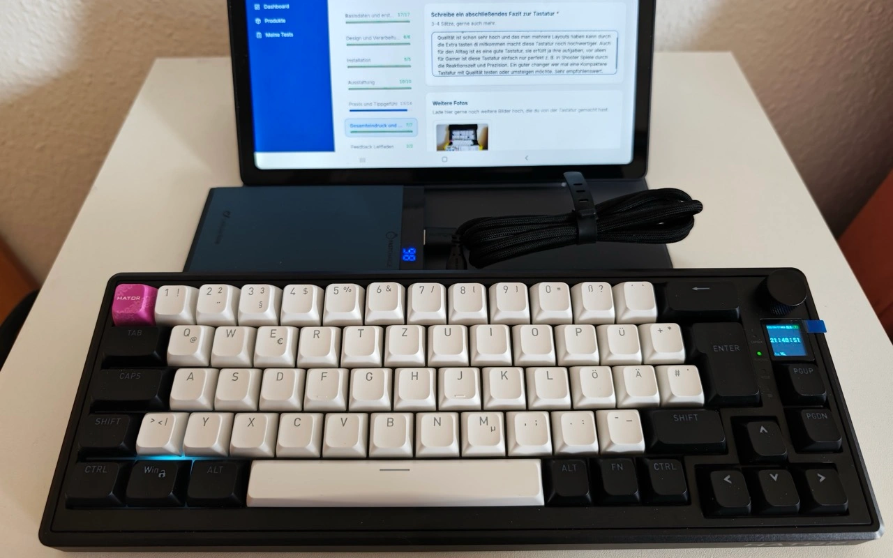 Hator Skyfall 65 MAG Ultima 8K Wireless: Tastatur mit USB-C-Kabel im Testaufbau