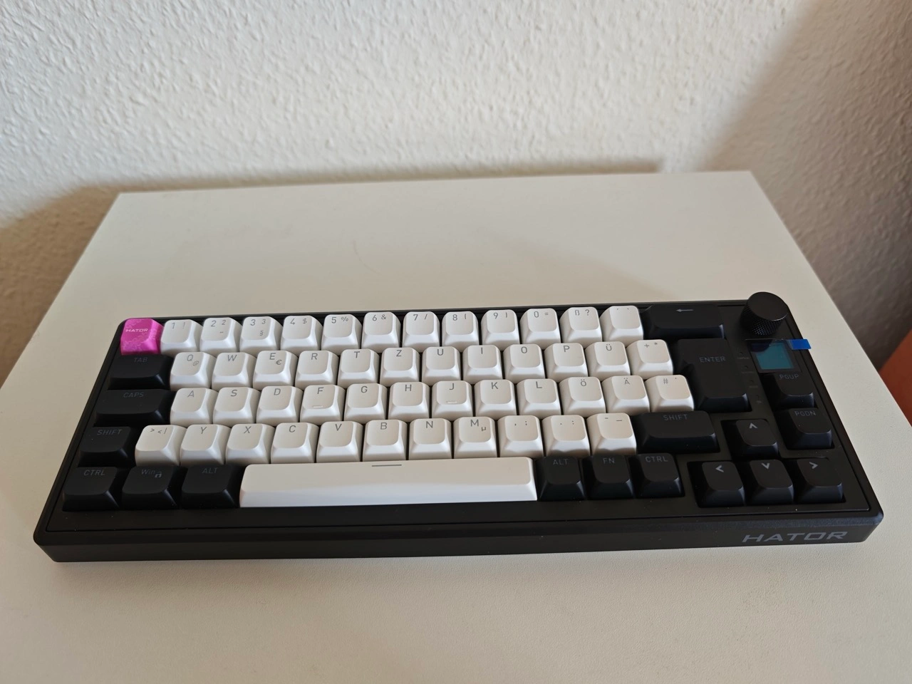 Hator Skyfall 65 MAG Ultima 8K Wireless: kompakte Tastatur auf dem Schreibtisch