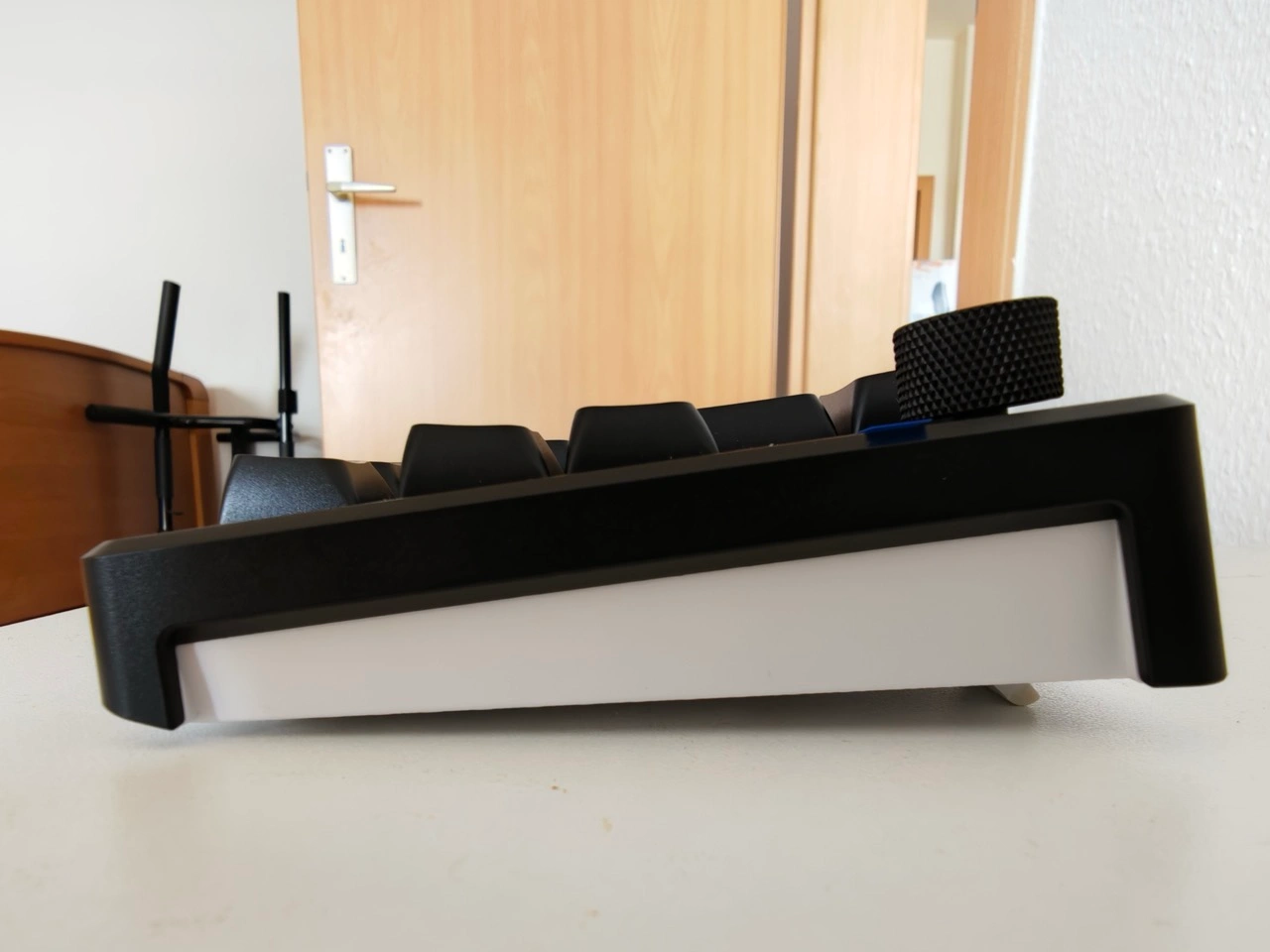 Hator Skyfall 65 MAG Ultima 8K Wireless: seitliches Gehäuseprofil mit Drehregler