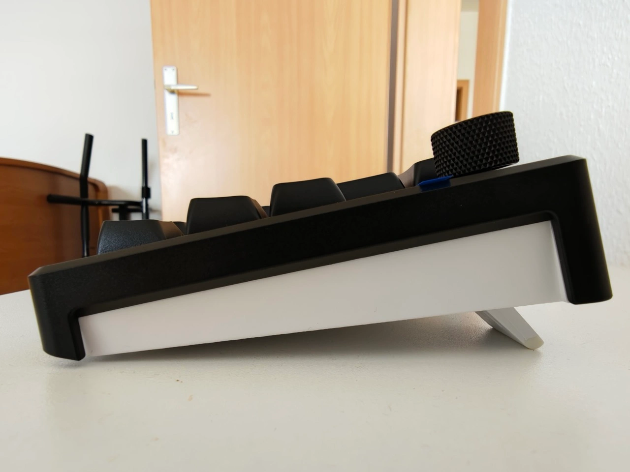 Hator Skyfall 65 MAG Ultima 8K Wireless: Tastatur mit aufgeklapptem Standfuß