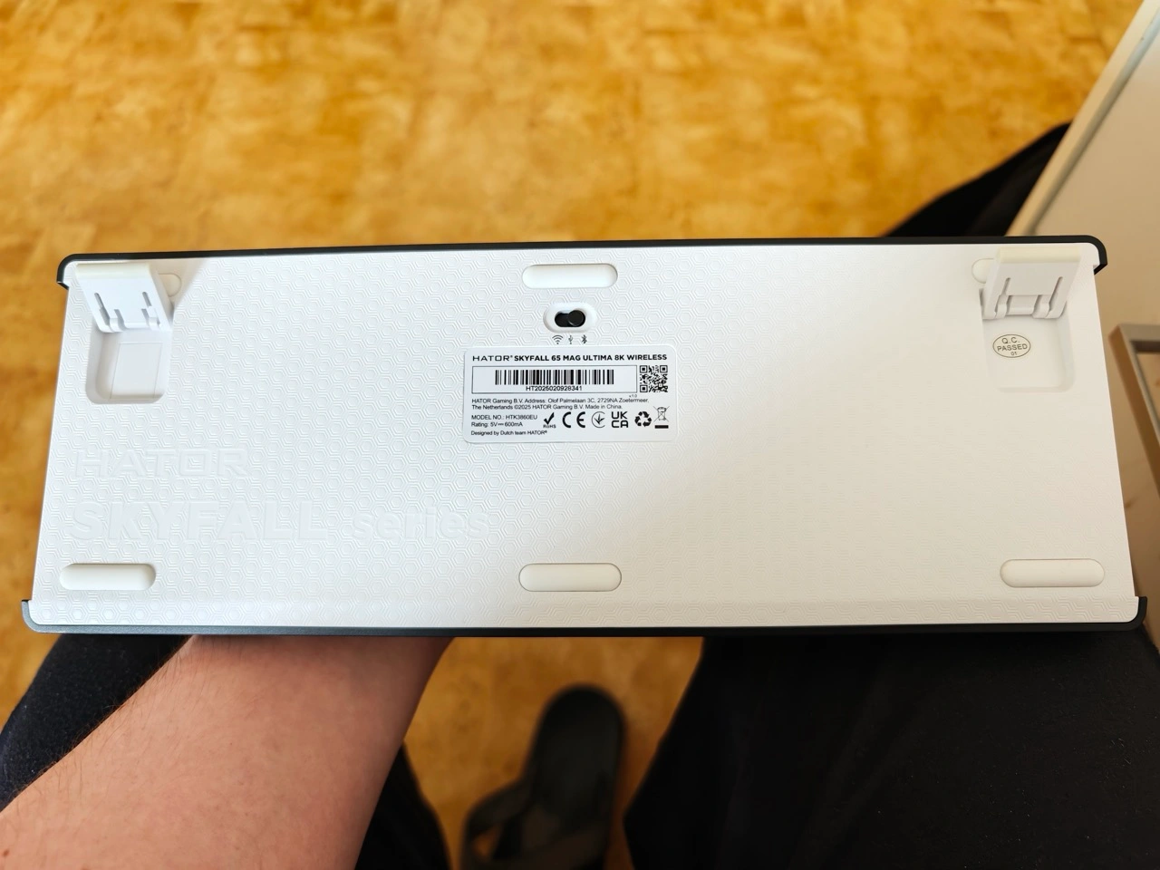 Hator Skyfall 65 MAG Ultima 8K Wireless: Unterseite mit Standfüßen und Typenschild
