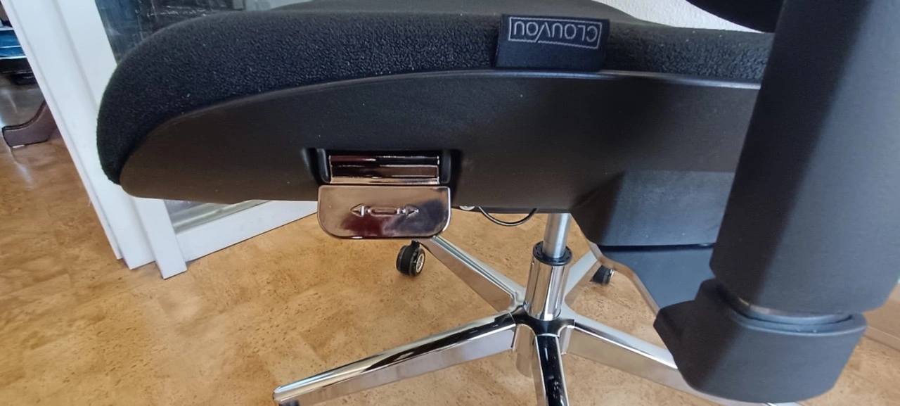 Clouvou MasterSeat: verchromter Bedienhebel unter der Sitzfläche