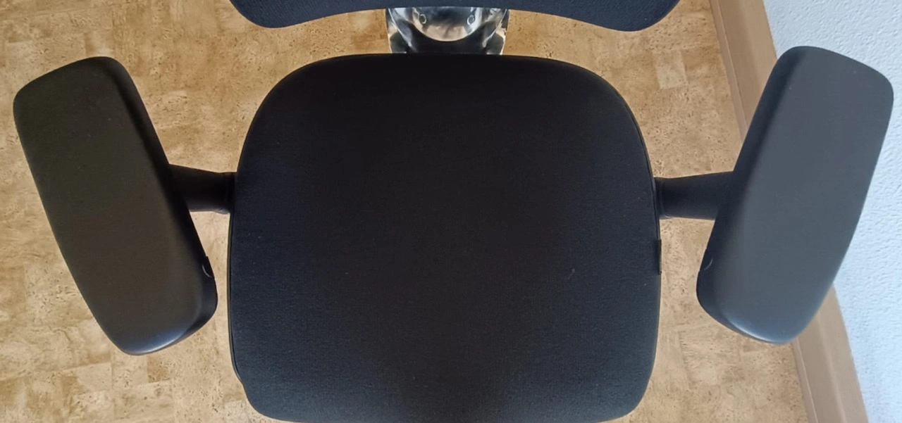 Clouvou MasterSeat: Sitzfläche und 4D-Armlehnen von oben
