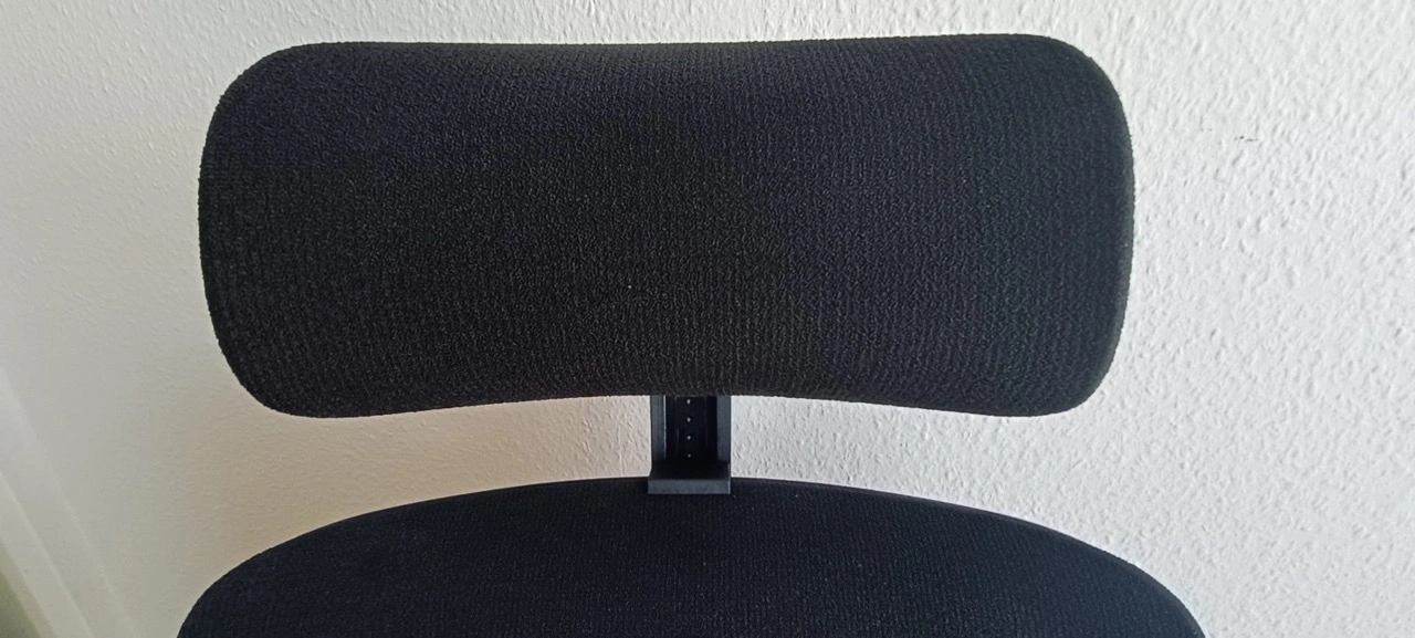 Clouvou MasterSeat: breite Kopfstütze mit Stoffbezug