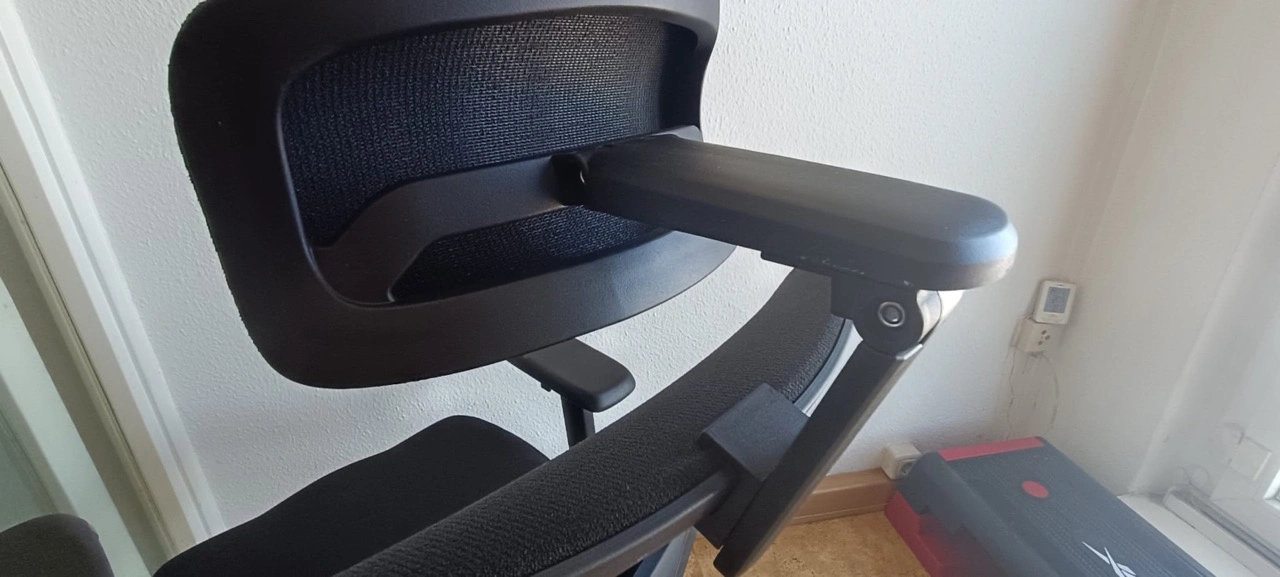 Clouvou MasterSeat: Rückseite mit Armlehne und Kopfstützenmechanik