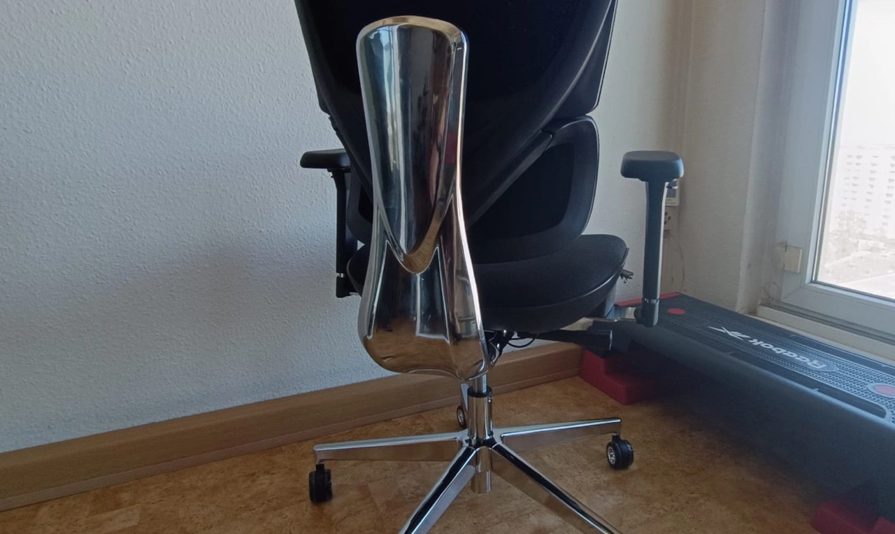Clouvou MasterSeat: Rückansicht mit verchromtem Rückenrahmen