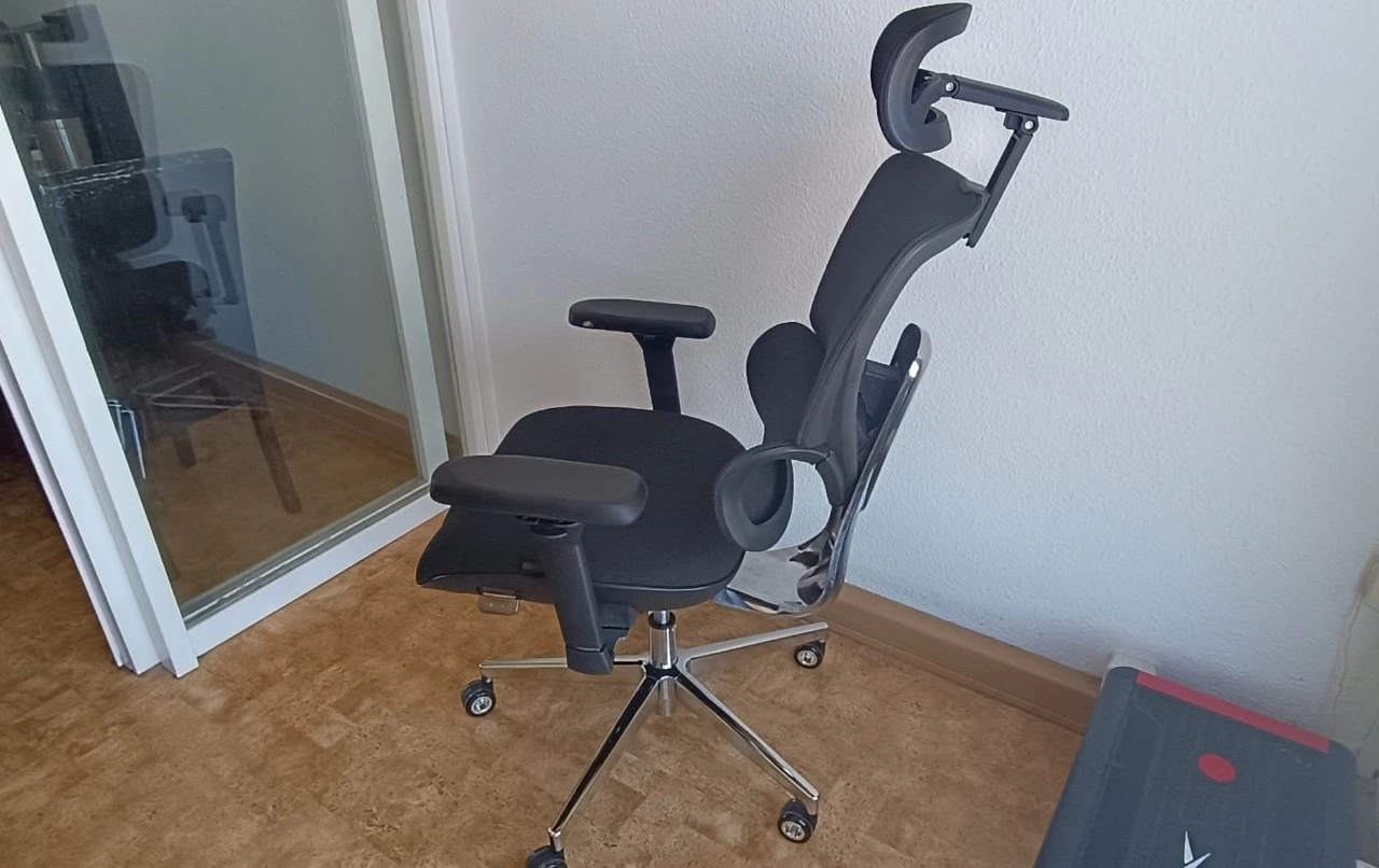 Clouvou MasterSeat: vollständig aufgebauter Bürostuhl in Seitenansicht
