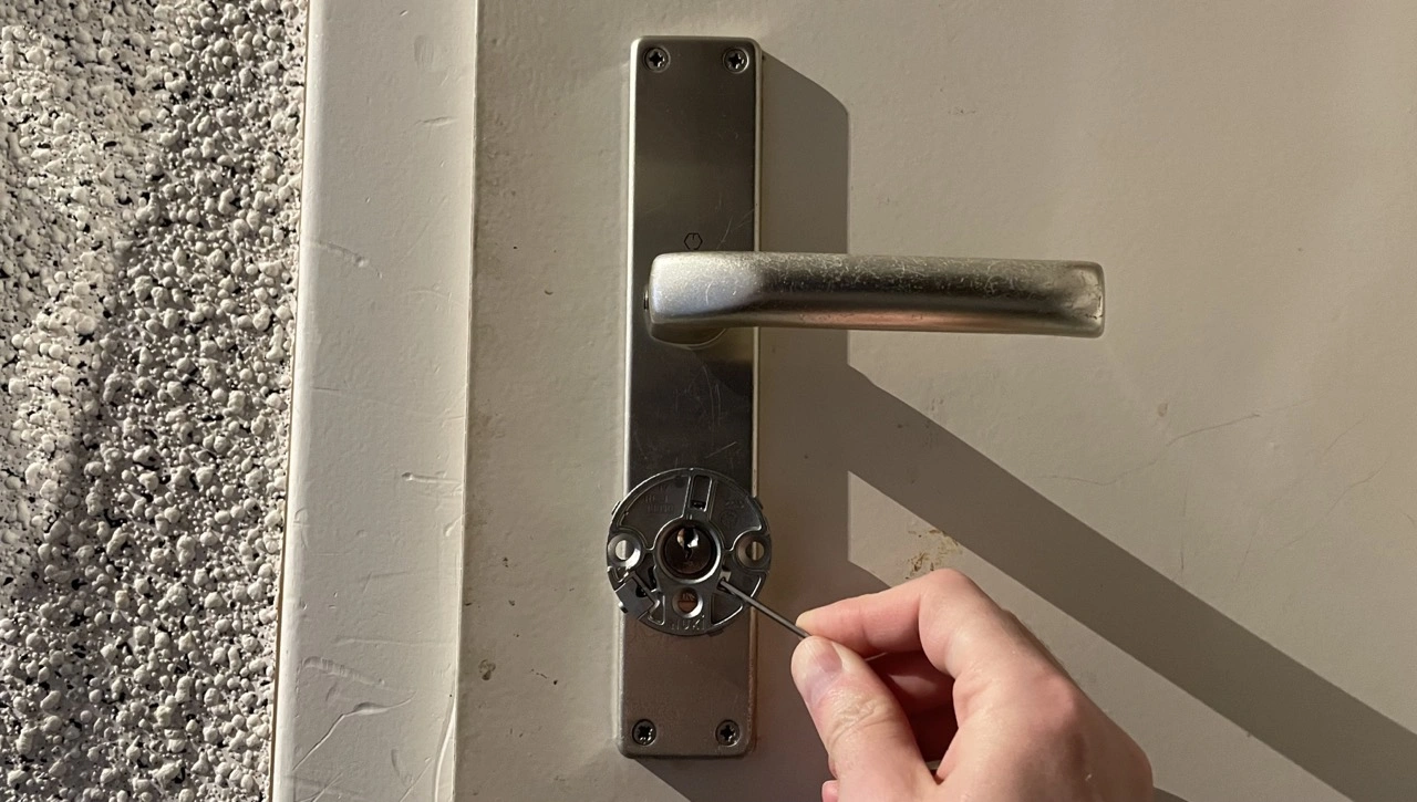 NUKI Smart Lock Pro (5. Generation): Montage mit beiliegendem Werkzeug