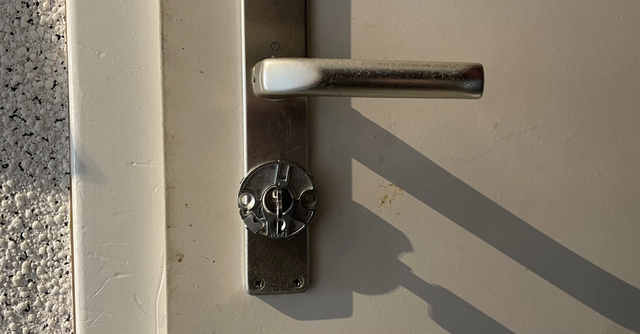 NUKI Smart Lock Pro (5. Generation): Montageplatte am Türzylinder
