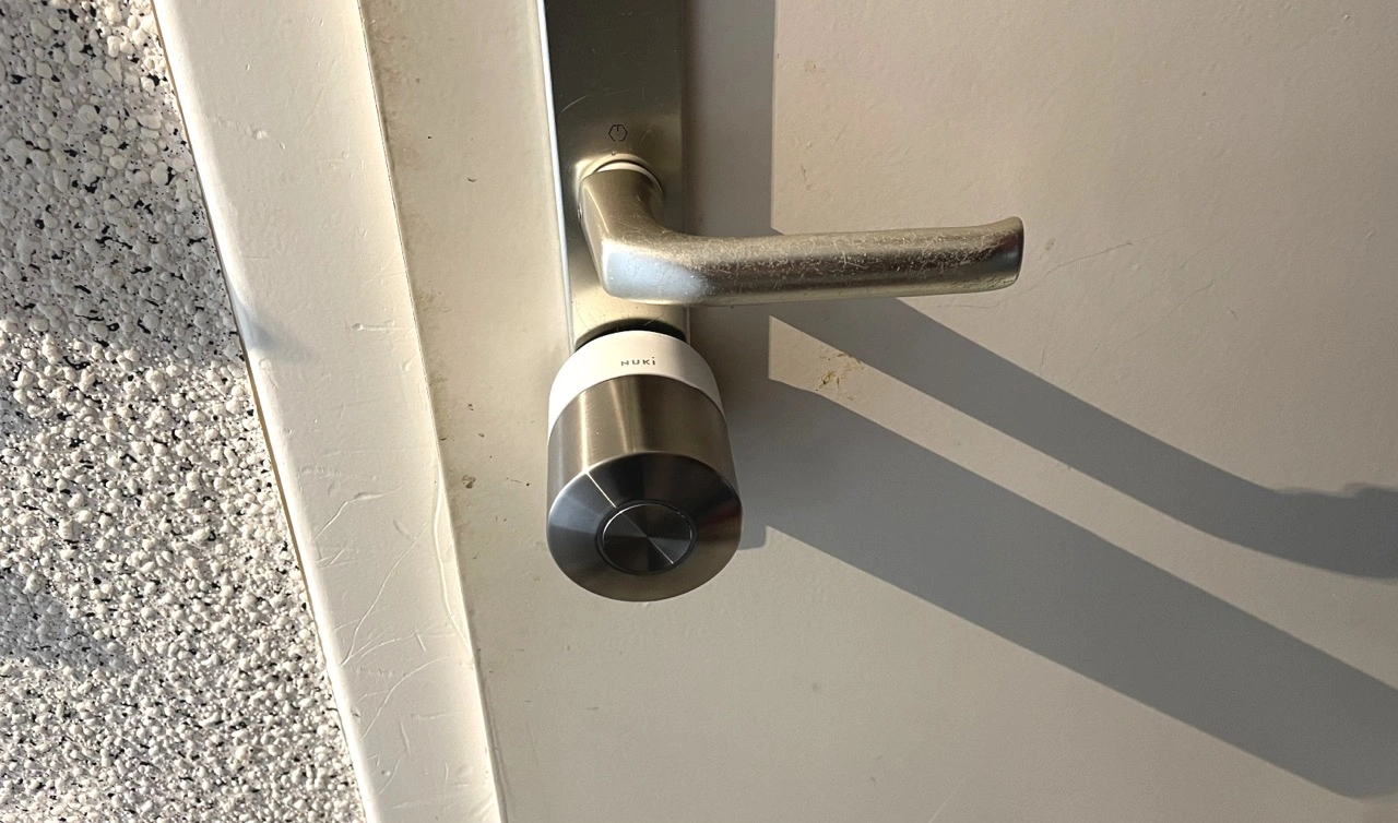 NUKI Smart Lock Pro (5. Generation): Smart Lock montiert an der Haustür