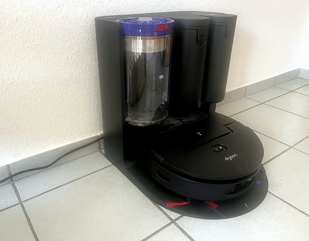 Dyson Spot+Scrub Ai: Station mit Wasser- und Staubbehältern