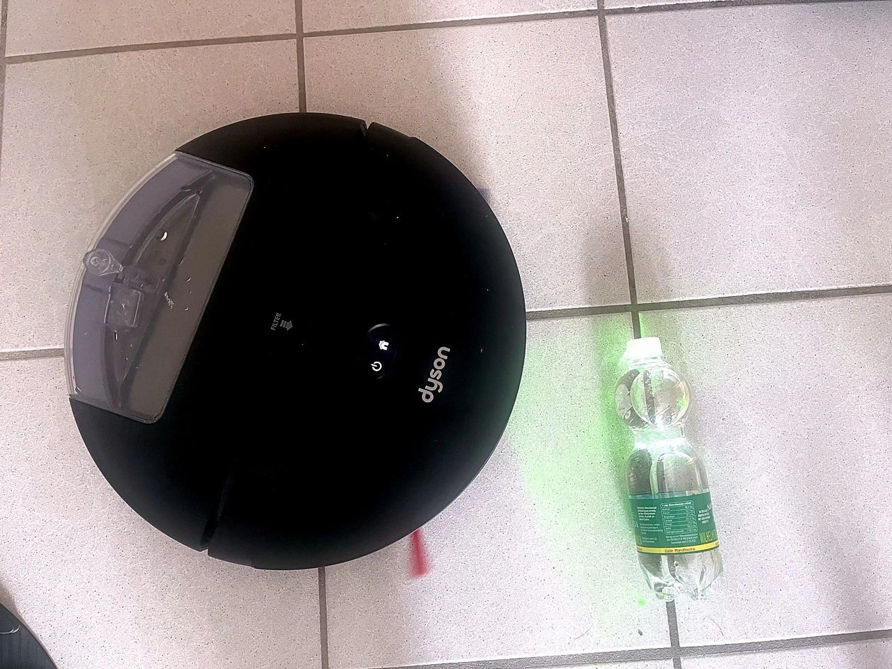 Dyson Spot+Scrub Ai: Saugroboter und Station im Testaufbau