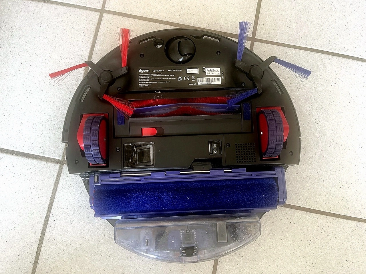 Dyson Spot+Scrub Ai: Seitenbürste an der Kante