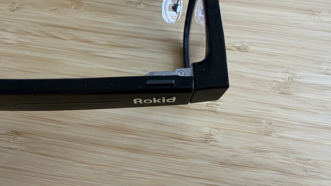 Rokid Glasses: Bügel mit Rokid-Logo und Touchfläche