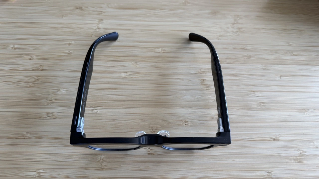 Rokid Glasses: AR-Brille auf einem Tisch